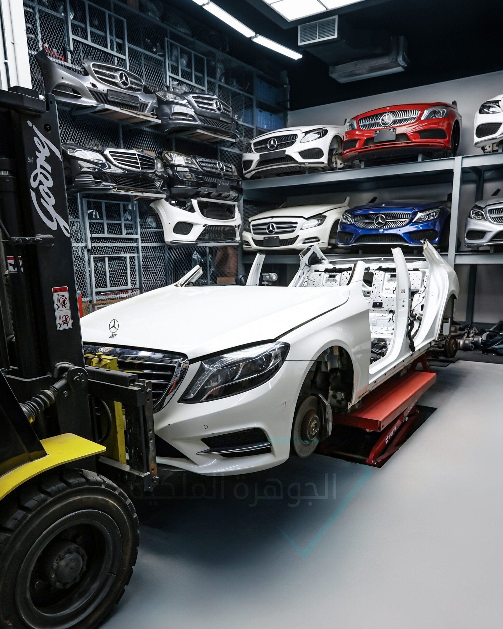 سيارة مرسيدس S-Class يجري تفكيكها لتوفير قطع غيار مستعملة